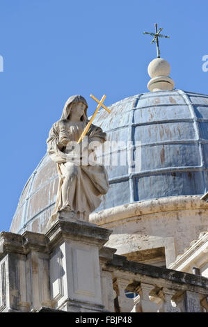 Religiöse Skulptur auf dem Dach der St. Blasius Kirche in der Altstadt, Dubrovnik, Kroatien. Stockfoto