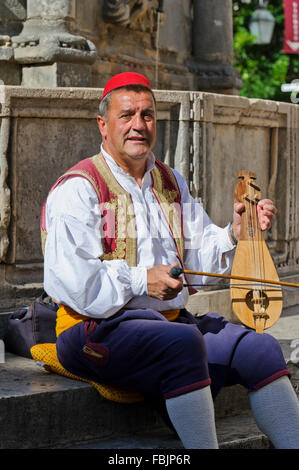 Ein männlicher Musiker in Tracht gekleidet in Dubrovnik, Kroatien. Stockfoto