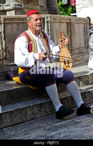 Ein männlicher Musiker in Tracht gekleidet in Dubrovnik, Kroatien. Stockfoto