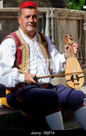 Ein männlicher Musiker in Tracht gekleidet in Dubrovnik, Kroatien. Stockfoto