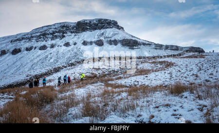 Pen-y-Gent im Winter mit einer Gruppe von fiel Läufer Annäherung an verschneiten Abschnitt steiler Berg, Yorkshire Dales, Großbritannien Stockfoto