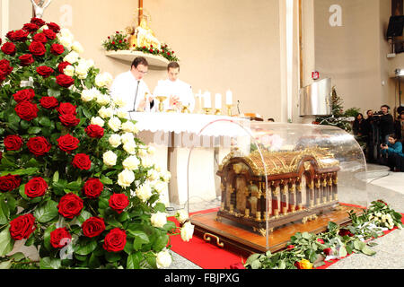 Die Reliquien des St. Therese von Lisieux in der Dame der sieben Schmerzen Kirche, Bratislava, Slowakei. Stockfoto