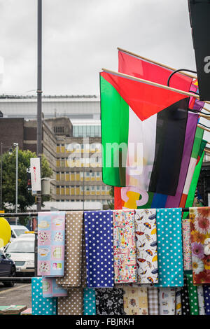 Palästina-Nationalflagge auf Verkauf in einem Geschäft in Belfast Falls Road, Irland. Stockfoto