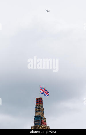 Ein Polizei-Hubschrauber fliegt über ein Loyalist Lagerfeuer in Belfast Stockfoto