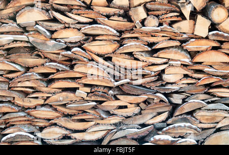 Brennholz-Stapel. Grundnahrungsmittel der Biomasse, arrangierte Brennholz Stockfoto