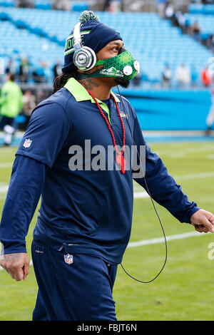 Charlotte, NC, USA. 17. Januar 2016. Bank of America Stadium, Charlotte, NC, USA. Seattle Seahawks Runningback Marshawn Lynch (24) geht das Feld kurz vor, während der NFC Divisional Playoff-Spiel zwischen den Carolina Panthers und die Seattle Seahawks bei Bank of America Stadium in Charlotte, North Carolina. Bildnachweis: Action Plus Sport Bilder/Alamy Live News Stockfoto