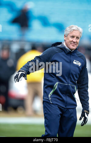 Charlotte, NC, USA. 17. Januar 2016. Bank of America Stadium, Charlotte, NC, USA. Seattle Seahawks head Coach Pete Carroll bei Warm Ups während der NFC Divisional Playoff-Spiel zwischen den Carolina Panthers und die Seattle Seahawks bei Bank of America Stadium in Charlotte, North Carolina. Bildnachweis: Action Plus Sport Bilder/Alamy Live News Stockfoto