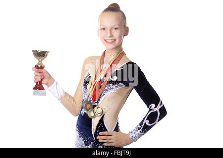 Porträt der schönen glücklich lächelnde Cool passen Turnerin oder Skater junge Frau in Sportkleidung Kleid posiert mit goldenen Becher Stockfoto