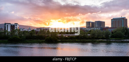 Abend Sonnenuntergang über der Skyline von Belfast City Centre. Stockfoto