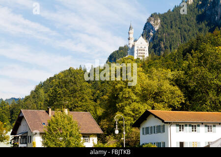 Schloss Neuschwanstein gesehen aus dem Dorf Hohenschwangau, Deutschland. Stockfoto