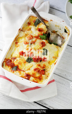 Lasagne in weiße Schale, Essen Stockfoto