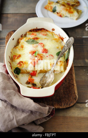 Cannelloni in die Auflaufform, italienische Küche Stockfoto