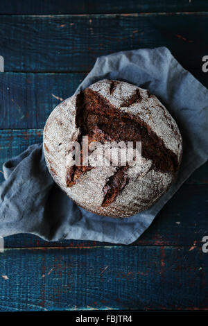 frisches Bauernbrot auf Brettern, Ansicht von oben Stockfoto