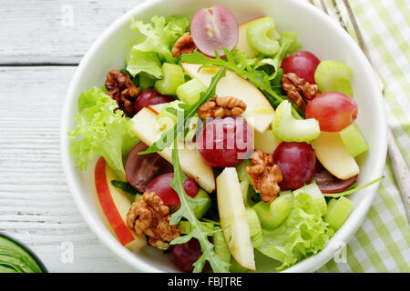 Waldorf-Salat in Schüssel essen Nahaufnahme Stockfoto