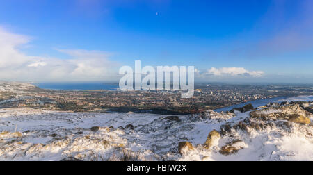 Die Aussicht vom Schnee bedeckt schwarzer Berg mit Blick auf Belfast City Centre und Belfast Lough. Stockfoto