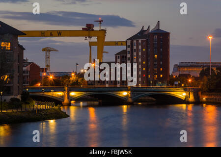 Eine Langzeitbelichtung Foto an den Fluss Lagan mit Blick auf die Albertbridge in Belfast mit dem H & W im Hintergrund. Stockfoto