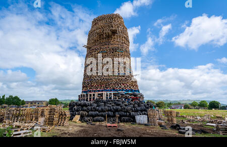 Eine riesige Loyalist Lagerfeuer in der neuen Mossley Wohnsiedlung in Vorbereitung des 12. Juli feiern von Protestanten gebaut Stockfoto