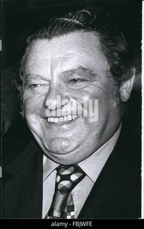 1975: Franz-Josef Strauß Wil werden 60 auf der 6. September 1975 der Vorsitzende von den westdeutschen SPD. Franz-Josef Strauß (Bild) werden 60 auf der 6. September 1975. Strauß, der Philologie, Geschichte und Wirtschaft studiert hat, begann seine politische Karriere im Jahre 1945, wo er auch Mitglied des Vereins Stiftung der CSU war. 1952/53 er war Münster für spezielle Taske, 195/56 Minister für Angelegenheiten der Nuklear, 1956 er wurde Minister für Verteidigung (bis 1961, wo er musste wegen der "Spiegel" - Affäre). Es war 1966/69 er Finanzminister. (Kredit-Bild: © Keystone Bilder USA/ZU Stockfoto