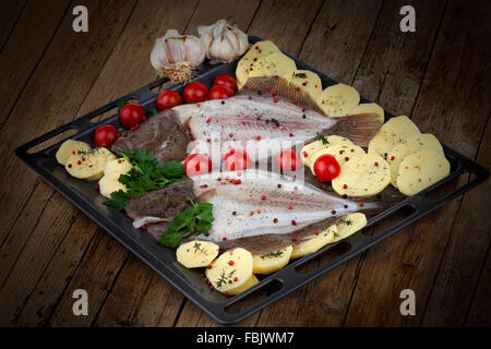 Backblech mit rohen Turbot Fisch und Kartoffeln Stockfoto