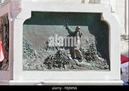 Bas-Relief auf dem Denkmal Ivan Gundulic In Market Square In Dubrovnik, Kroatien. Stockfoto