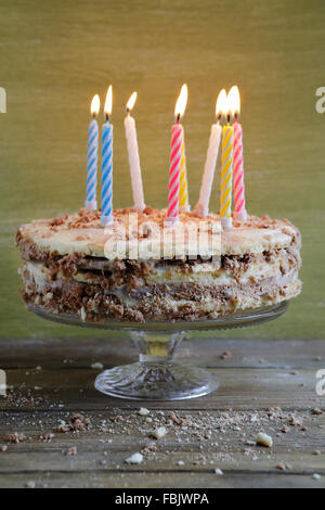 hausgemachten Geburtstagstorte mit Kerzen, Essen Nahaufnahme Stockfoto