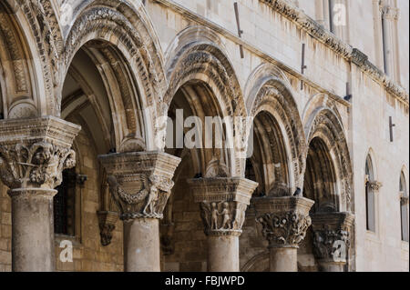Steinschnitzereien in den Spalten der Rektor-Palast in der Altstadt, Dubrovnik, Kroatien. Stockfoto