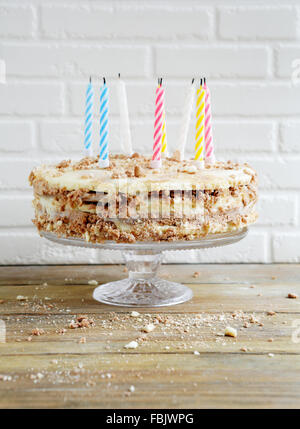 Geburtstagskerzen auf rustikalen Kuchen essen Nahaufnahme Stockfoto