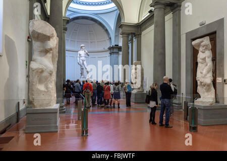 Florenz. Italien. Touristen besuchen Michelangelos Statue des David in der Galleria dell'Accademia Museum. Galerie der Akademie von Florenz. Stockfoto