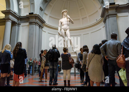 Florenz. Italien. Touristen besuchen Michelangelos Statue des David in der Galleria dell'Accademia Museum. Galerie der Akademie von Florenz. Stockfoto