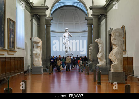 Florenz. Italien. Touristen besuchen Michelangelos Statue des David in der Galleria dell'Accademia Museum. Galerie der Akademie von Florenz. Stockfoto