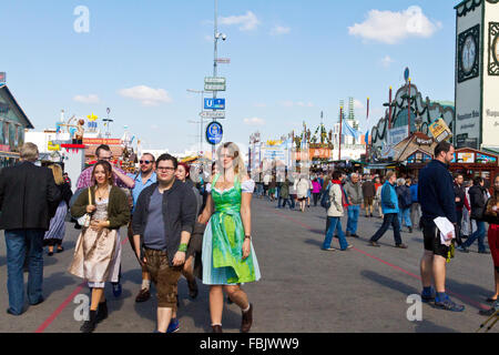 Junge Menschen in Tracht feiert Oktoberfest in München. Stockfoto