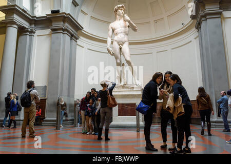 Florenz. Italien. Touristen besuchen Michelangelos Statue des David in der Galleria dell'Accademia Museum. Galerie der Akademie von Florenz. Stockfoto