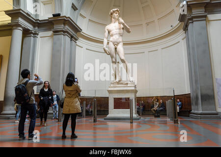 Florenz. Italien. Touristen besuchen Michelangelos Statue des David in der Galleria dell'Accademia Museum. Galerie der Akademie von Florenz. Stockfoto