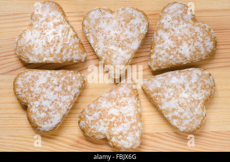 Lebkuchen Herz auf Holztisch Hintergrund Stockfoto