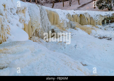 gefrorener Wasserfall Keila-Joa, Estland im kalten winter Stockfoto