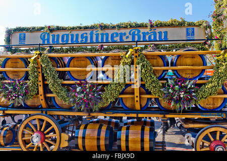 Bierfässer auf einem geschmückten Wagen auf dem Oktoberfest in München. Stockfoto