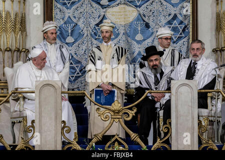 Rom, Italien. 17. Januar 2016. Papst Franziskus (L) und Rabbi Riccardo Di Segni (R) sitzen während seines Besuchs in der großen Synagoge von Rom, Italien. Papst Francis am Sonntag wurde der dritte Papst Besuch Roms Synagoge im Zeichen der katholisch-jüdischen Freundschaft fort.  Bildnachweis: Giuseppe Ciccia/PACIFIC PRESS/Alamy Live-Nachrichten Stockfoto