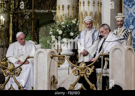 Rom, Italien. 17. Januar 2016. Papst Franziskus (L) und Rabbi Riccardo Di Segni (R) sitzen während seines Besuchs in der großen Synagoge von Rom, Italien. Papst Francis am Sonntag wurde der dritte Papst Besuch Roms Synagoge im Zeichen der katholisch-jüdischen Freundschaft fort.  Bildnachweis: Giuseppe Ciccia/PACIFIC PRESS/Alamy Live-Nachrichten Stockfoto