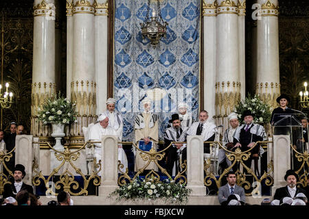 Rom, Italien. 17. Januar 2016. Papst Franziskus (L) und Rabbi Riccardo Di Segni (R) sitzen während seines Besuchs in der großen Synagoge von Rom, Italien. Papst Francis wurde der dritte Papst Besuch Roms Synagoge im Zeichen der katholisch-jüdischen Freundschaft fort.  Bildnachweis: Giuseppe Ciccia/PACIFIC PRESS/Alamy Live-Nachrichten Stockfoto