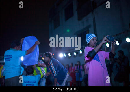 DHAKA, Bangladesch 14. Januar 2016: Menschen von alten Dhaka fliegen Fanush auf dem Dach ihres Gebäudes anlässlich des Shakrain Festivals in Dhaka am 14. Januar 2016. Das Shakrain Festival hat in Shakhari Bazar Gegend in der Altstadt von Dhaka stattgefunden. Shakrain Festival auch bekannt als Kite Festival wird am Ende des Monats Poush Bangla in Dhaka, Bangladesch gefeiert. Shakrain Festival in einem alten, berühmten und wichtigen jährlichen Festival von Bangladesch. Es ist das Symbol der Einheit und Freundschaft in Bangladesch. Shakrain Festival ist wichtig, besonders für viele bunte Drachen fliegen Stockfoto