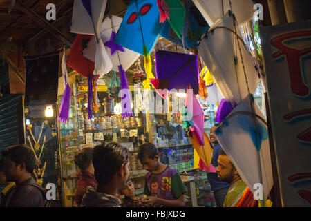 DHAKA, Bangladesch 14. Januar 2016: Menschen von alten Dhaka Einkauf Kite aus Stall anlässlich des Shakrain Festivals in Dhaka am 14. Januar 2016. Das Shakrain Festival hat in Shakhari Bazar Gegend in der Altstadt von Dhaka stattgefunden. Shakrain Festival auch bekannt als Kite Festival wird am Ende des Monats Poush Bangla in Dhaka, Bangladesch gefeiert. Shakrain Festival in einem alten, berühmten und wichtigen jährlichen Festival von Bangladesch. Es ist das Symbol der Einheit und Freundschaft in Bangladesch. Shakrain Festival ist wichtig vor allem für das fliegen viele bunte Drachen, Feuer zu splitten, fi Stockfoto