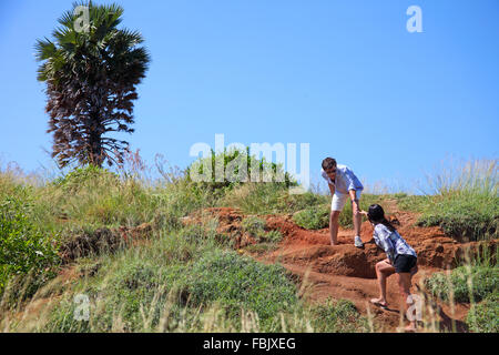 Junges Paar Wandern auf Hügel im Urlaub Stockfoto