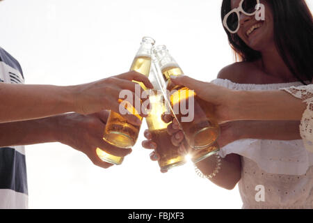Glückliche junge Freunde trinken Bier im freien Stockfoto