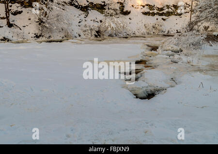 zugefrorenen Fluss Keila, Estland im kalten winter Stockfoto