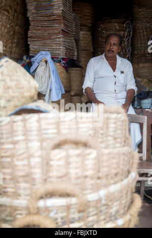 VARKALA, Indien - 18. Oktober 2015: Unidentified Bambus Korbmacher in Varkala, Indien. Bambus - basierten Industrien in Indien provid Stockfoto