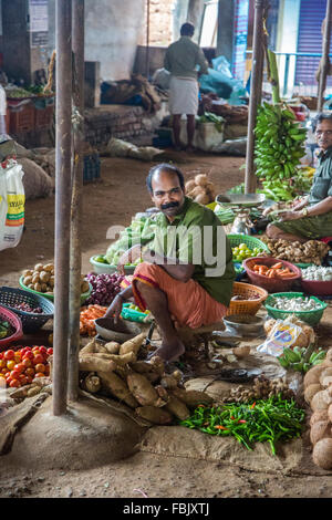 VARKALA, Indien - 18. Oktober 2015: Unbekannte Personen auf dem Markt kaufen und verkaufen Landwirtschaften Produkten. Kerala produziert Stockfoto