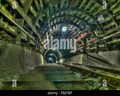 Ruda verlegt, Polen - 5. November 2015: Zeche. Treppe in einem Bergwerk tunnel Stockfoto