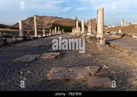 Blick auf Akropolis Theater vom Heiligtum von Asclepion, Via Tecta oder Heilige Straße, Pergamon, Stockfoto