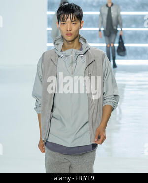 NEW YORK, NY - 15. Juli 2015: Jeon Juni geht die Start-und Landebahn, während John Elliott + CO-Show auf der New York Fashion Woche Herren s/s 2016 Stockfoto