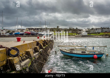 Eine kleine Boote liegt in der idyllischen Groomsport Marina auf der Nord-östlichen Küste von Irland in der Nähe von Bangor gefesselt. Stockfoto